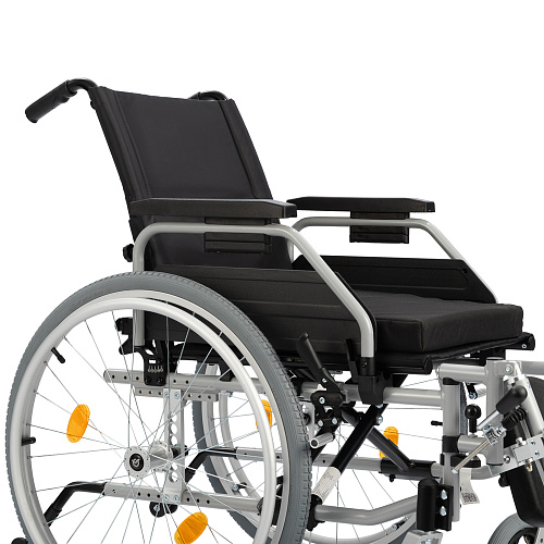 Спинка, регулируемая по углу наклона болтом